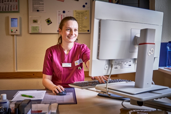 Mitarbeiterin am PC Mitarbeiterin am PC