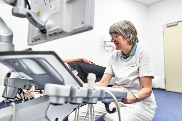 Ultraschalluntersuchung einer Rehabilitandin Ultraschalluntersuchung einer Rehabilitandin