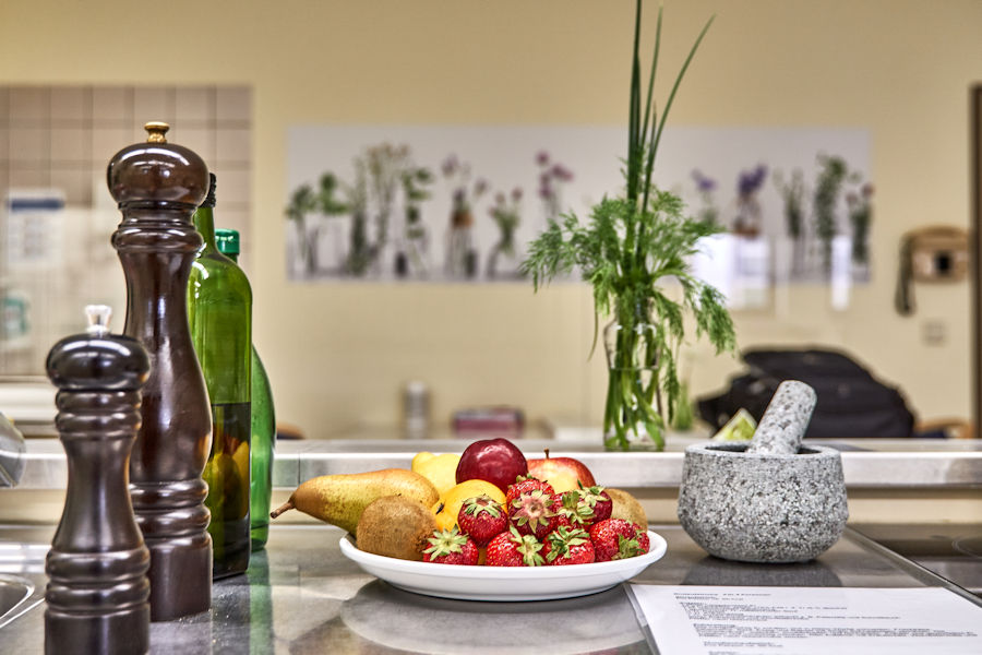 Obst und Gemüse stehen mit einem Mörser auf dem Tisch